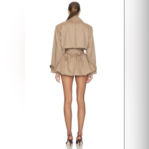 Helsa Short Bubble Hem Trench in Stone S - Picture 4 of 13